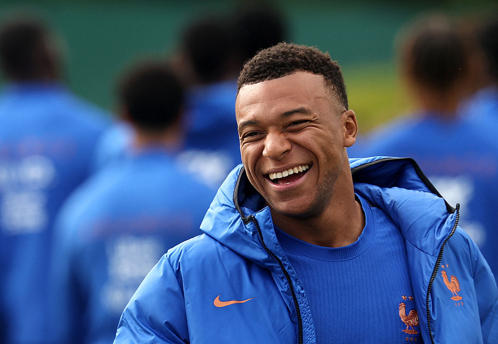 🎥 Mbappé’s new celebration: flute if he scores v Senegal? 🎶