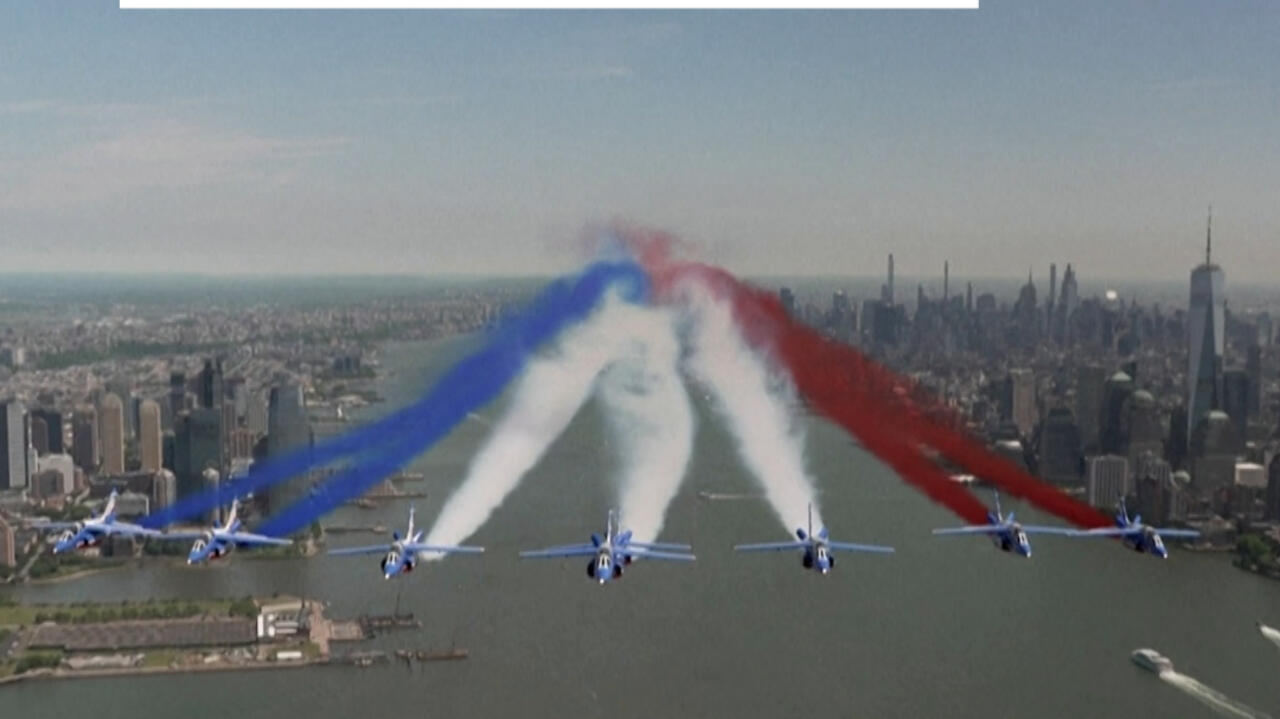 New York: French air force soars over Statue of Liberty