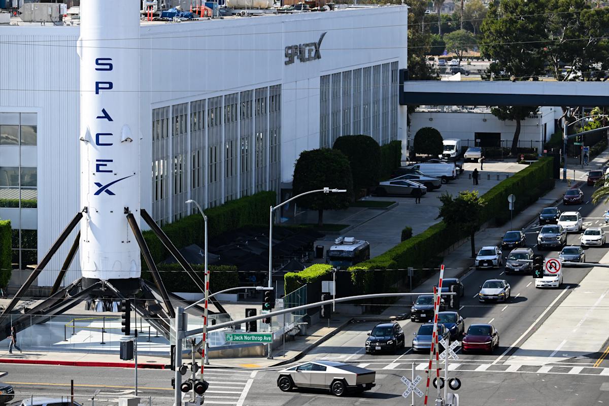 Oppenheimer slaps Outperform rating on SpaceX, $190 price target ahead of market debut
