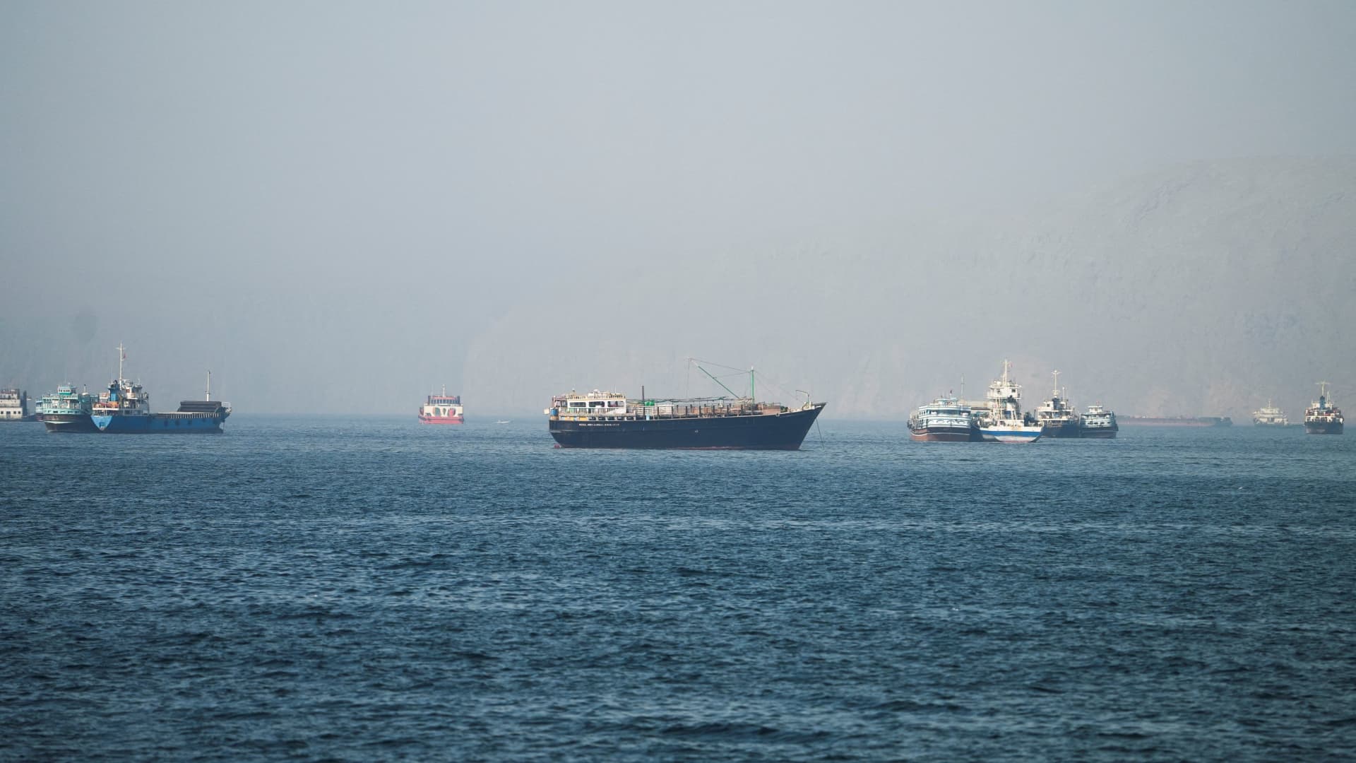Ships stranded in Persian Gulf quietly coordinate with U.S. Navy to exit Hormuz