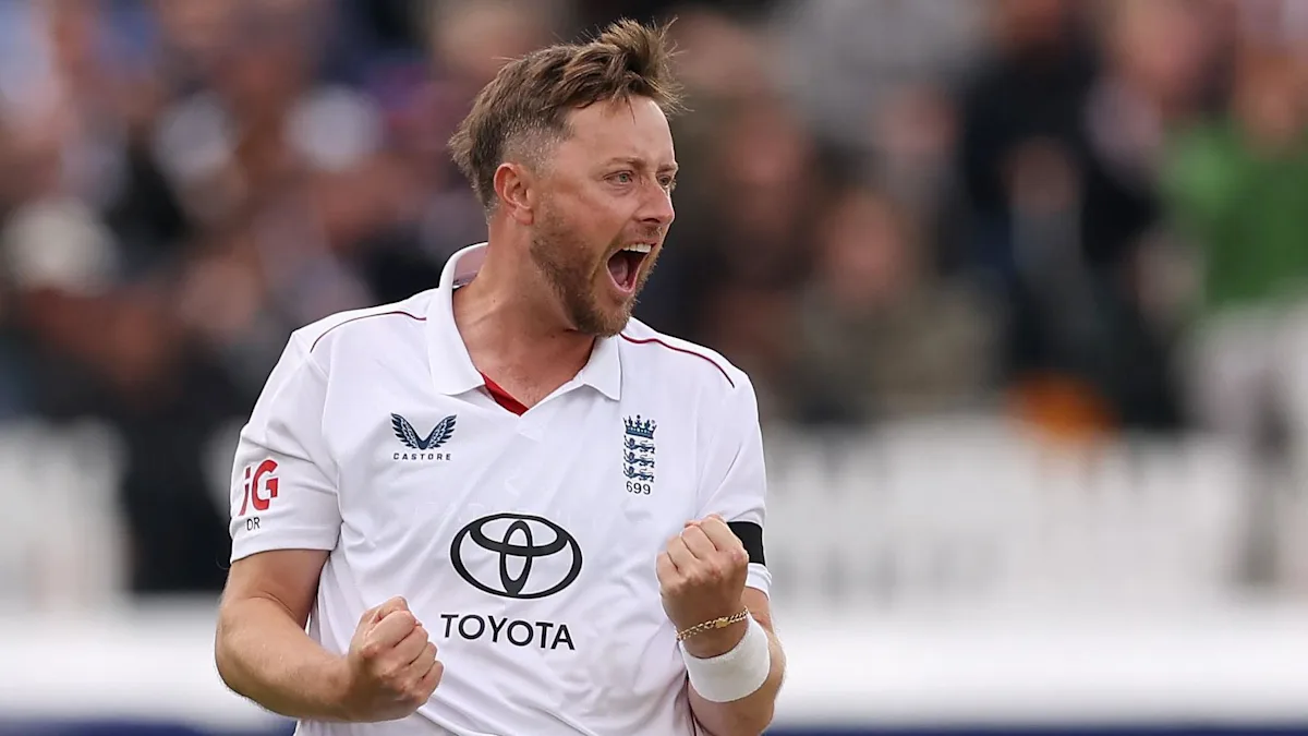Stunning Robinson return gives life to England