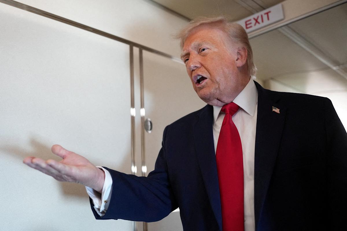 Tech stocks today: Chip stocks pull back, Trump to meet with AI executives
