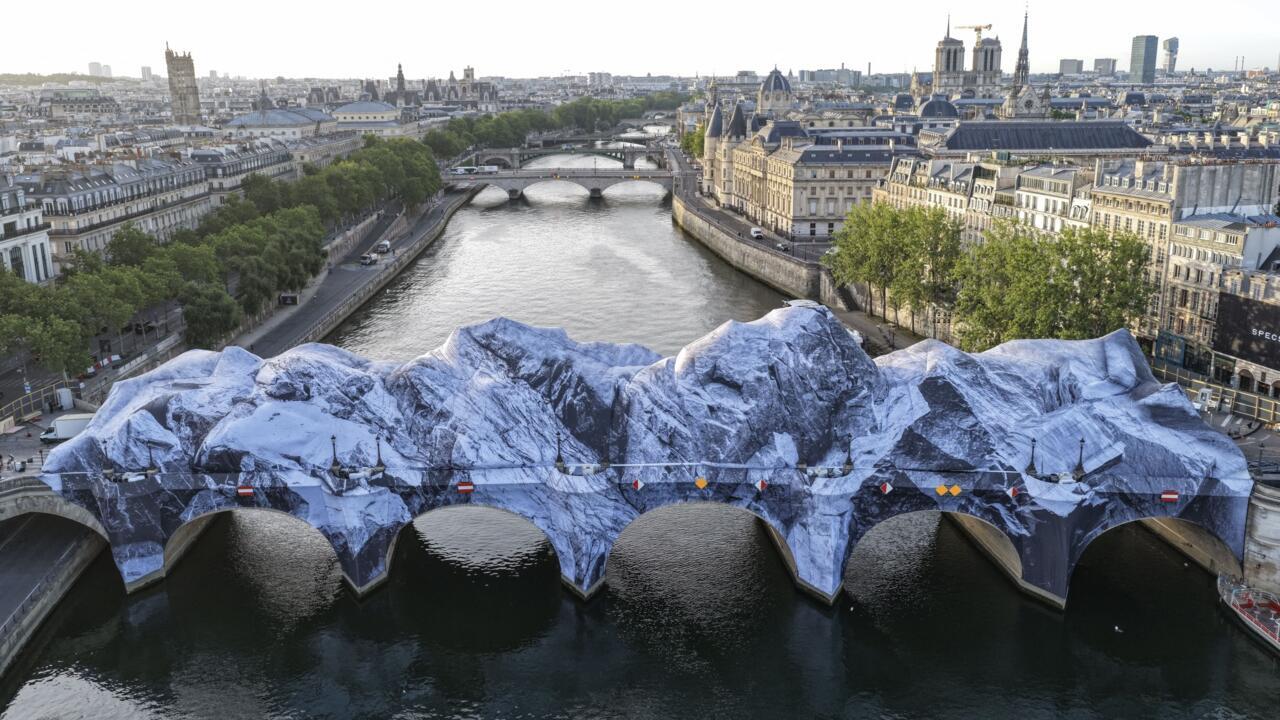 The week in pictures: Paris bridge transformed, French Open finals and Albania's 'Kushner Island' protests
