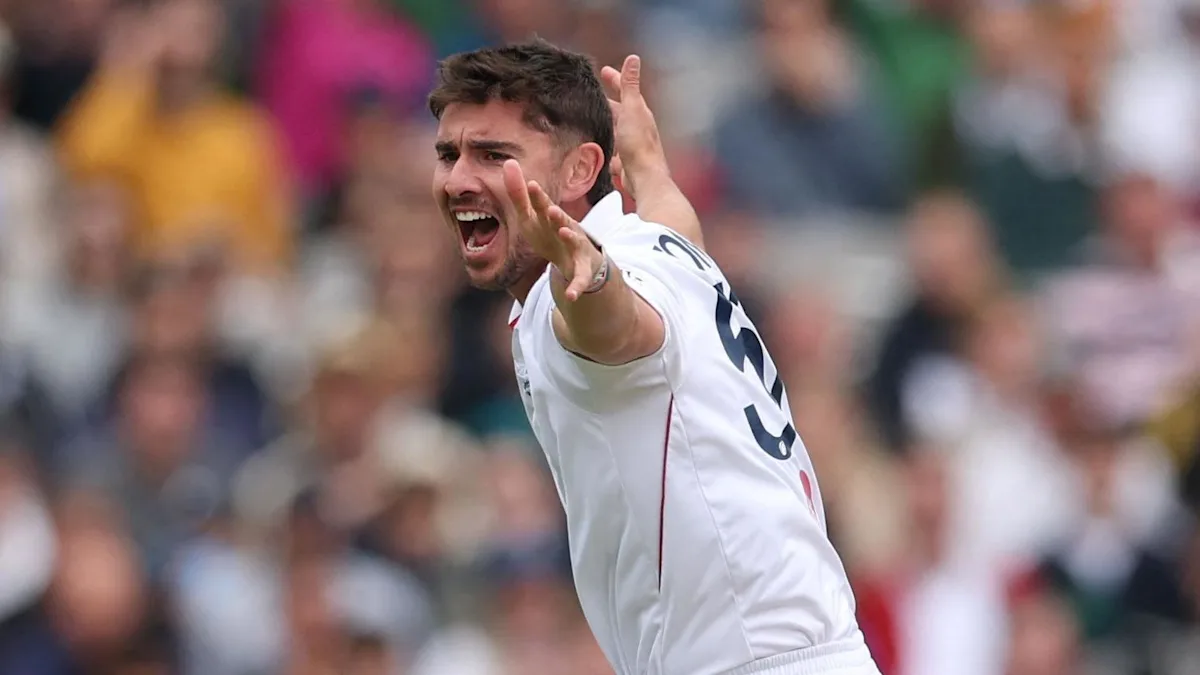 Tongue removes Blundell early to put England four wickets away from win