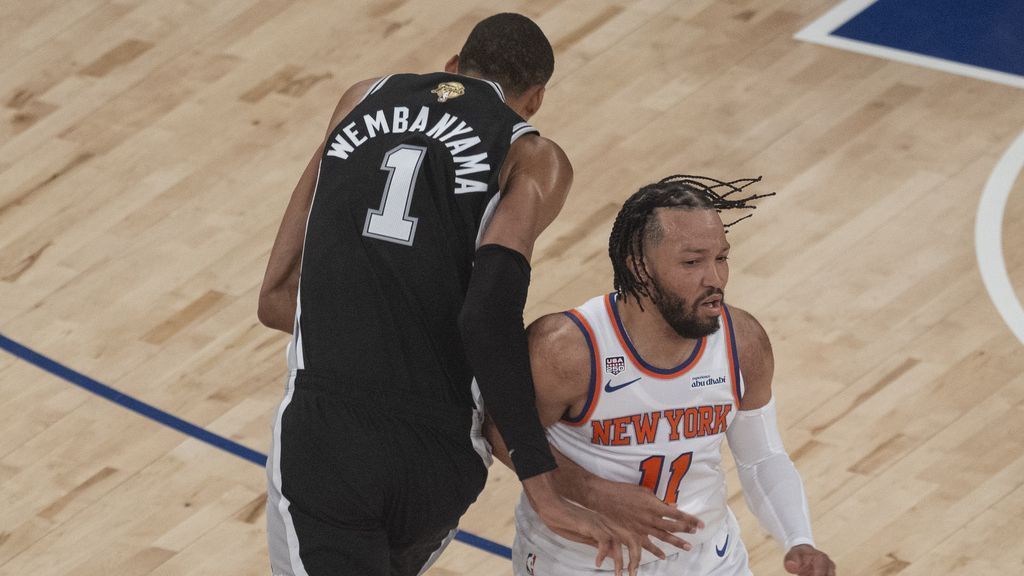 Wemby avoids flagrant foul for shoving Brunson