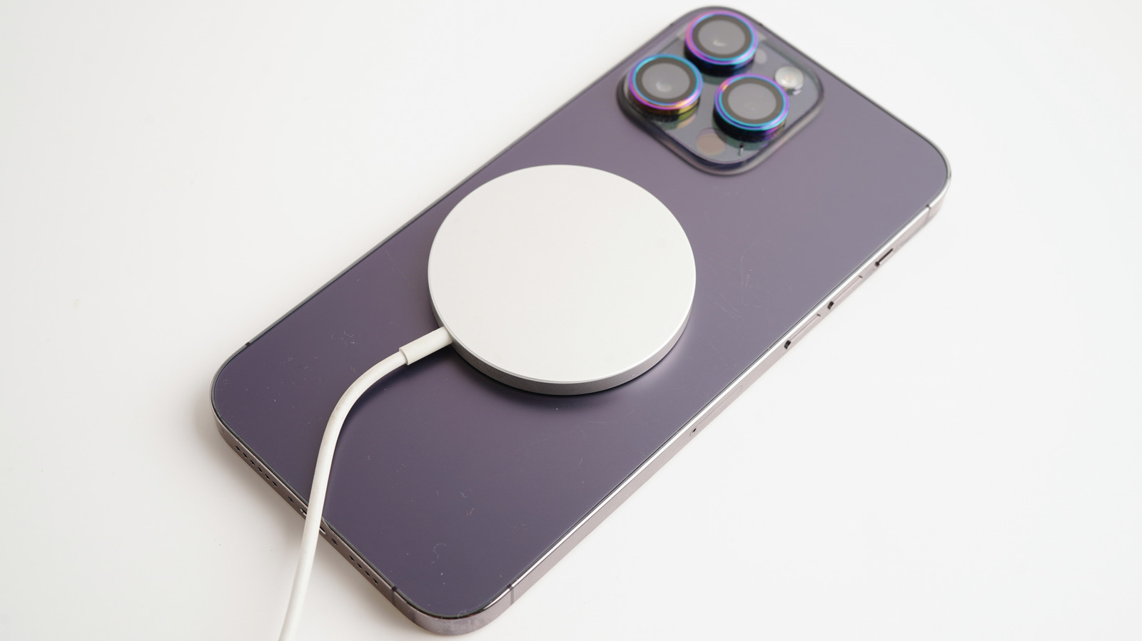 Wireless charging wastes way more electricity than wired, here's why