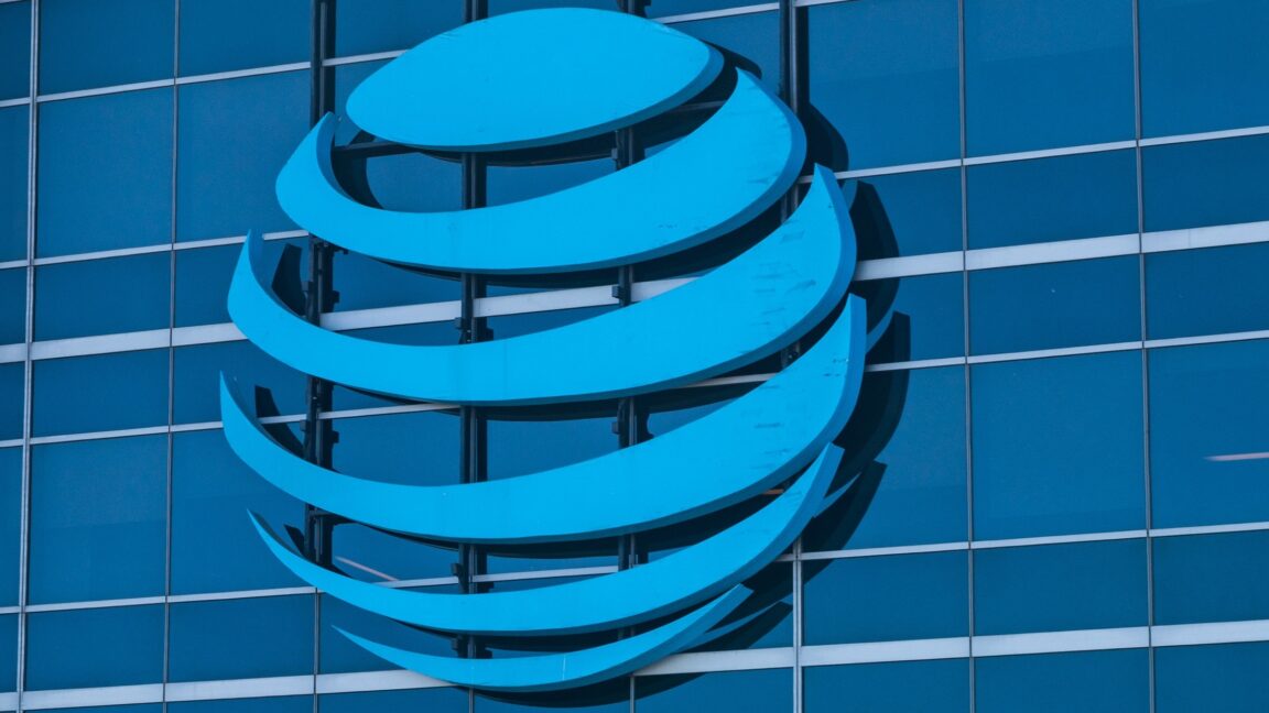 AT&T loses key ruling in bid to stop offering basic phone service in California