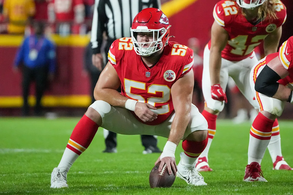 Chiefs star Creed Humphrey places No. 2 in AP preseason IOL rankings