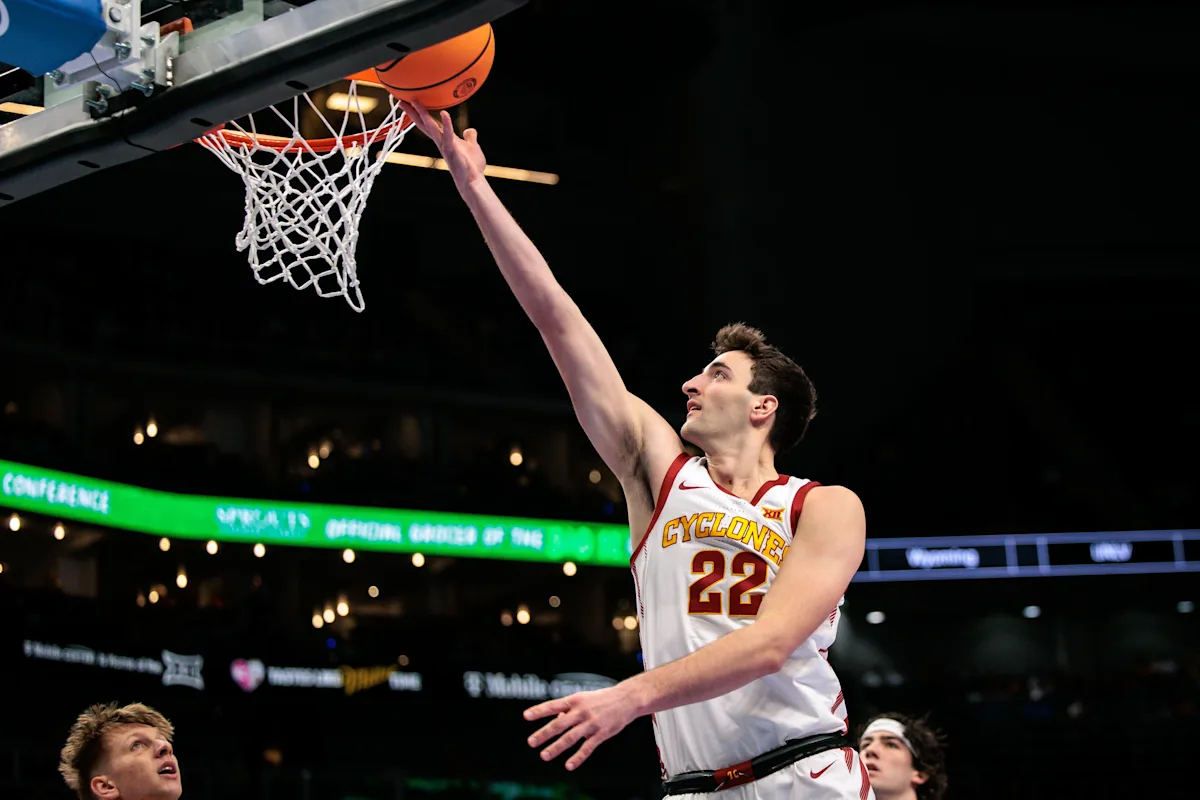 How likely is Milan Momcilovic to win the 2027 Wooden Award
