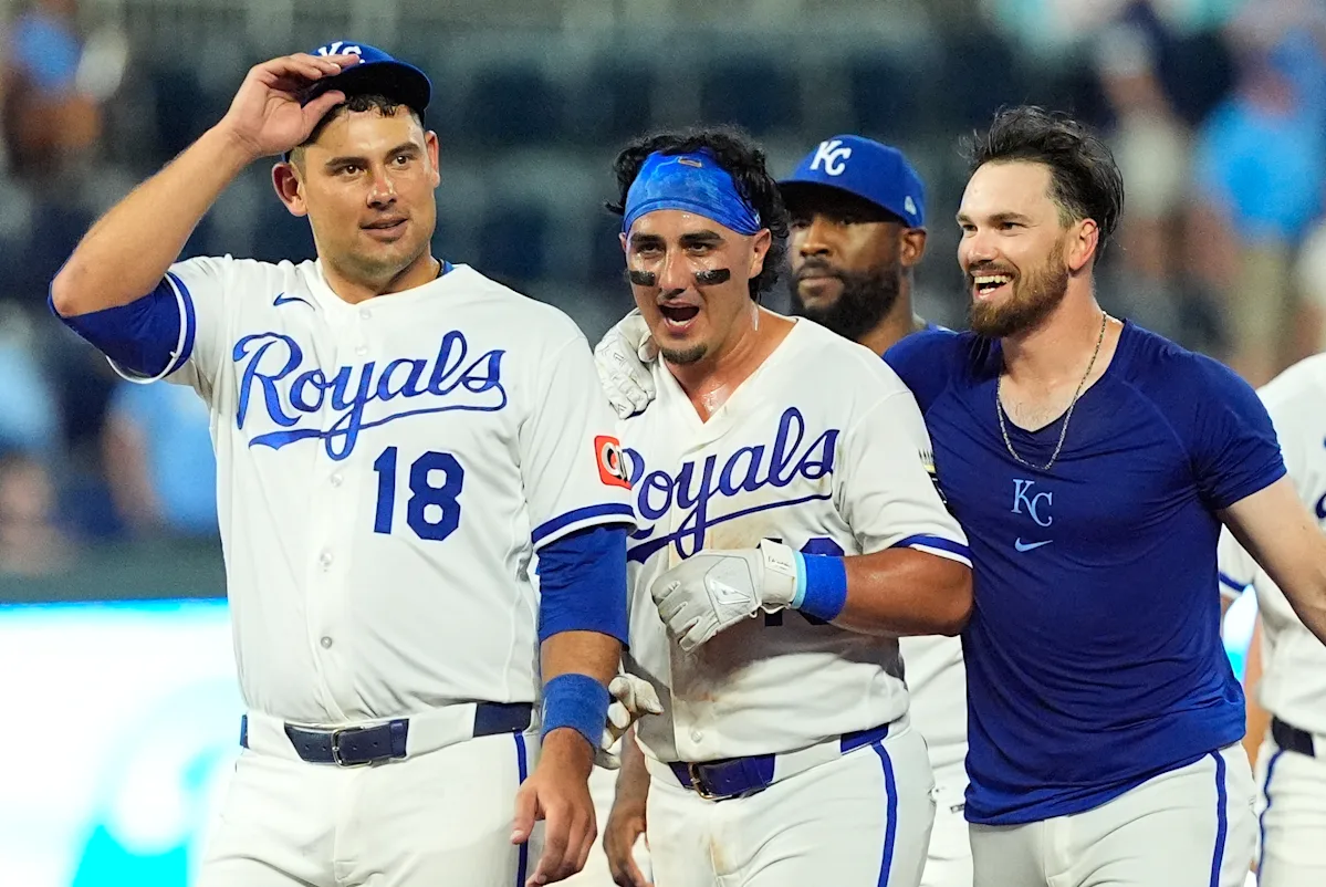 Loftin's squeeze bunt in the ninth gives the Royals a 4-3 victory over the Giants