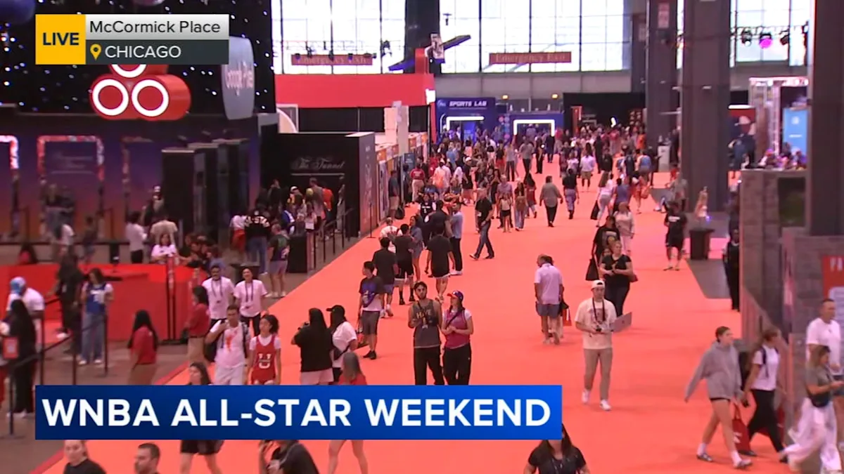 Obama greets WNBA players as fans get excited for All-Star Game in Chicago