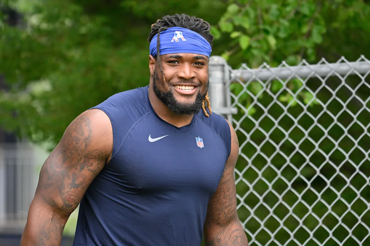 Patriots bring back promising young DT on one-year deal