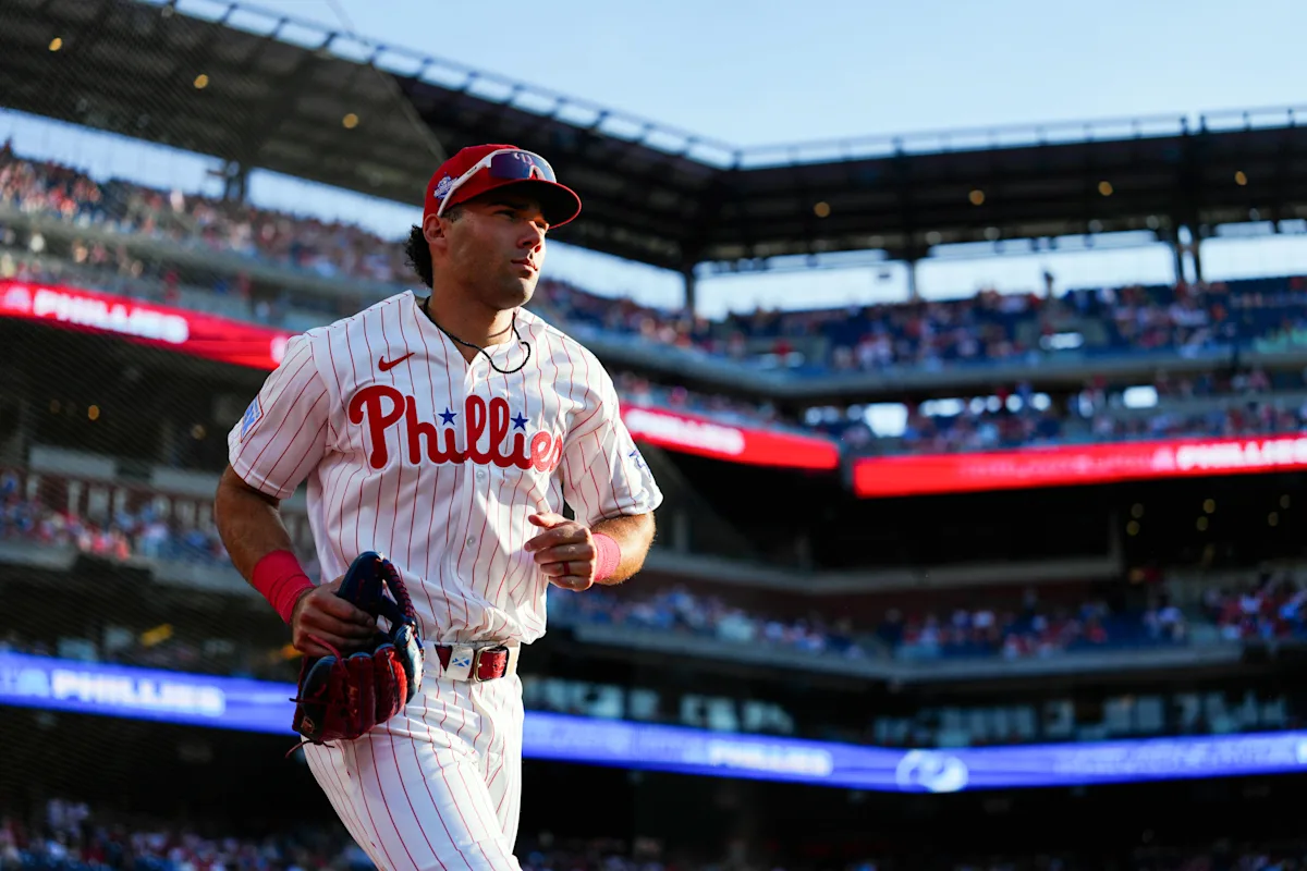 Phillies OF Gabriel Rincones Jr. puts on sunglasses mid-fly ball to make wild catch vs. Mets