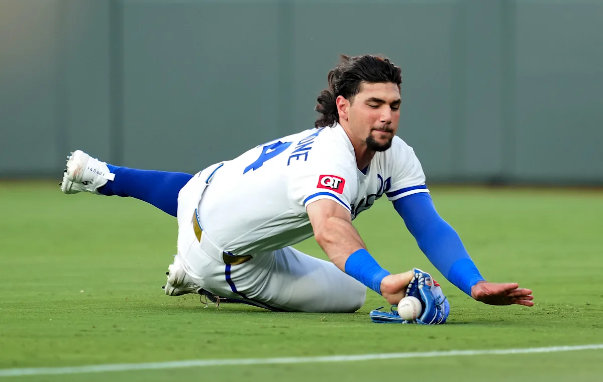 Royals' Jac Caglianone leaves game vs. Giants early with shoulder injury after awkward dive