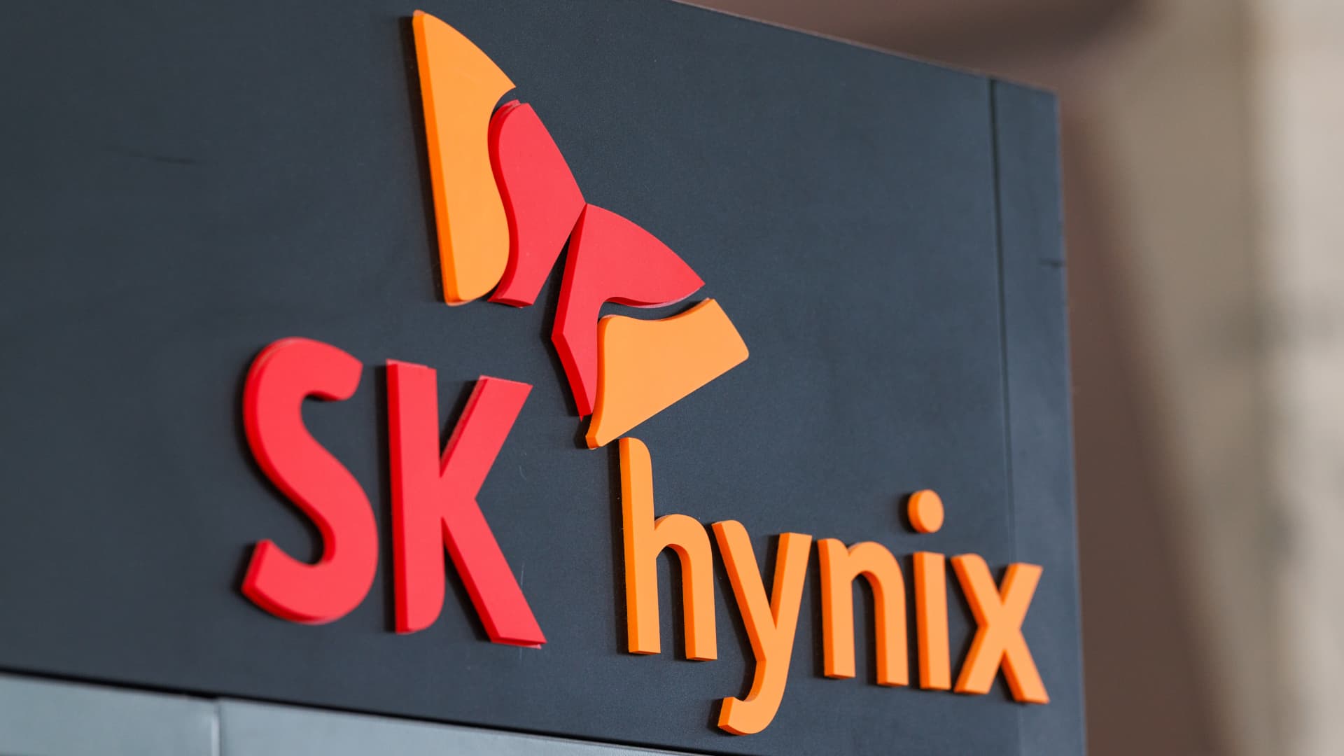 Shares of SK Hynix plunge 10% in Seoul as semiconductor selloff deepens