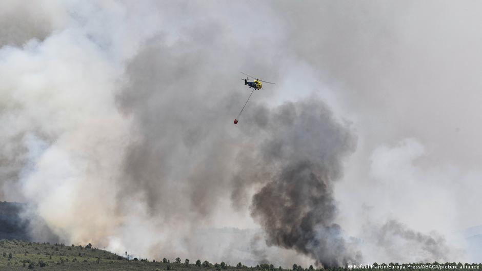 Spain: Emergency crews battle wildfire north of Madrid