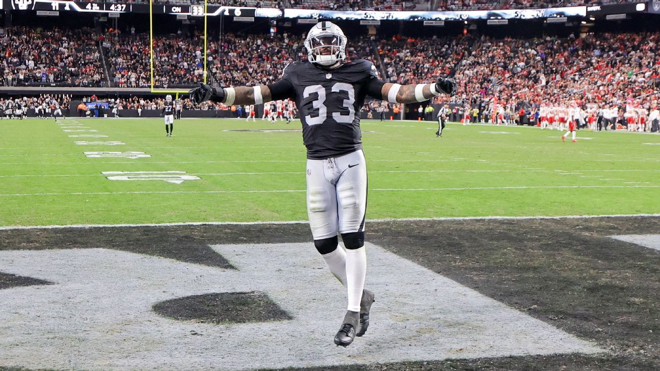 Three-time Pro Bowler Adams, 30, to join Vikings