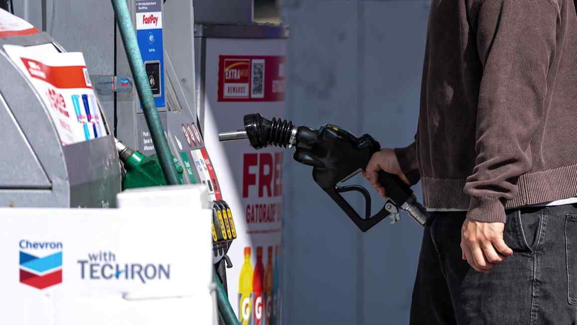 US petrol prices climb back above $4 as Iran war intensifies