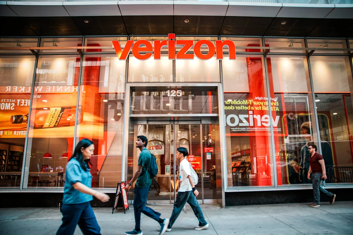AT&T stands to gain as Verizon loses a customer related battle