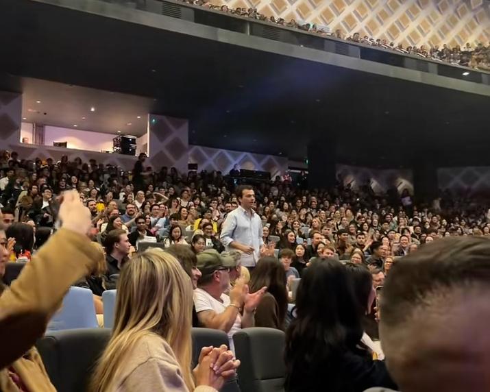 Is there a pianist in the house? Audience member steps up to perform in La La Land in Sydney