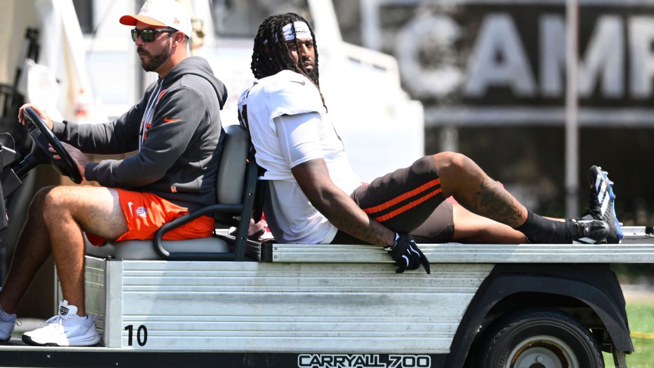Browns lose DE Wright for season, sign Barnett