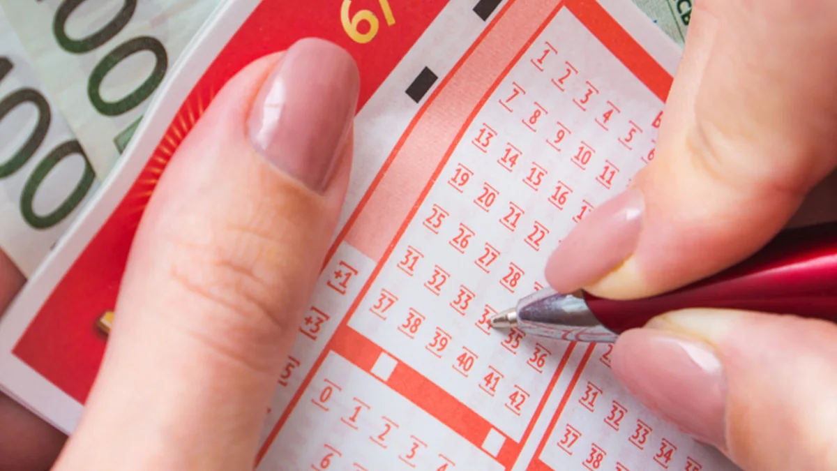 Couple finds $5 on the ground and wins $400,000 after buying a lottery ticket – what experts say they should do next