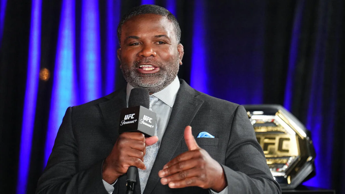 
                        Din Thomas apologizes to Gillian Robertson for 'irresponsible' retirement announcement after UFC 330 loss
                    