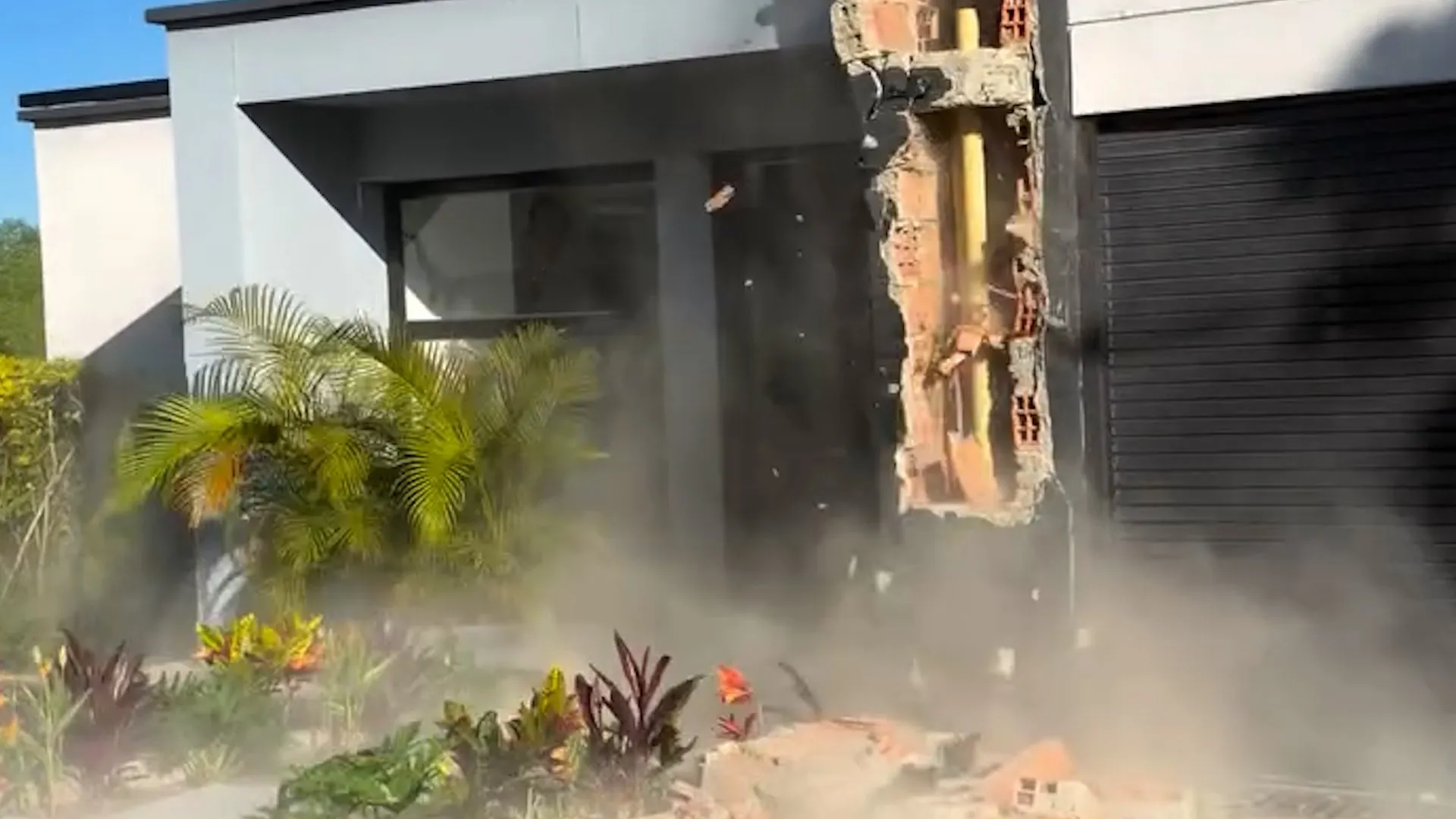 Family watches helplessly as Colombia quake destroys home