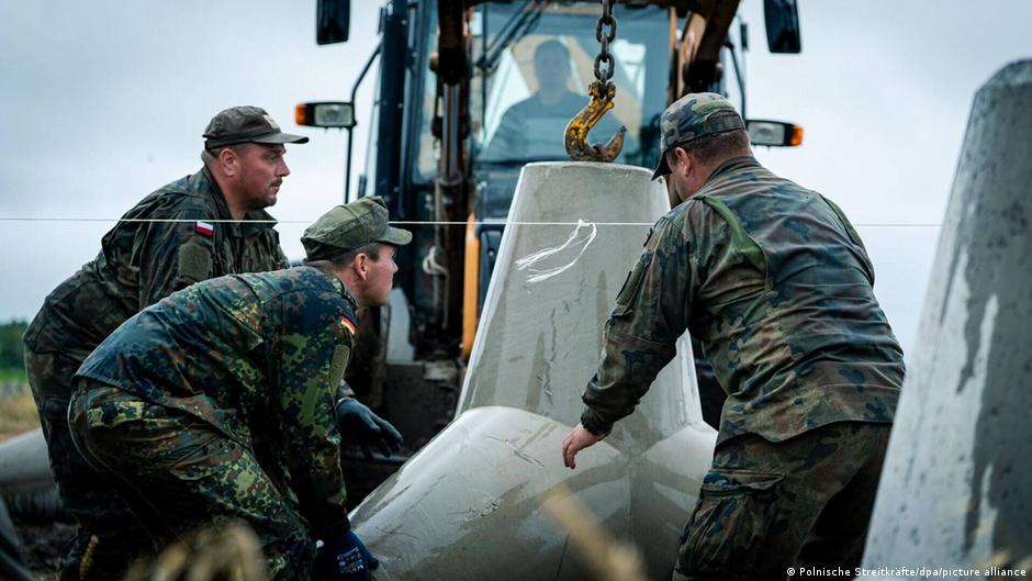German army helps Poland construct a defensive barrier against Russia