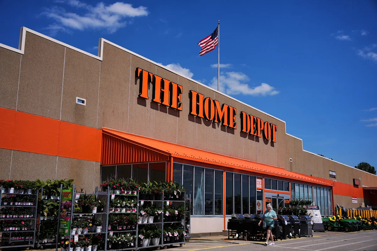 Home Depot's sales are lifted by customers who focused on smaller projects over the summer