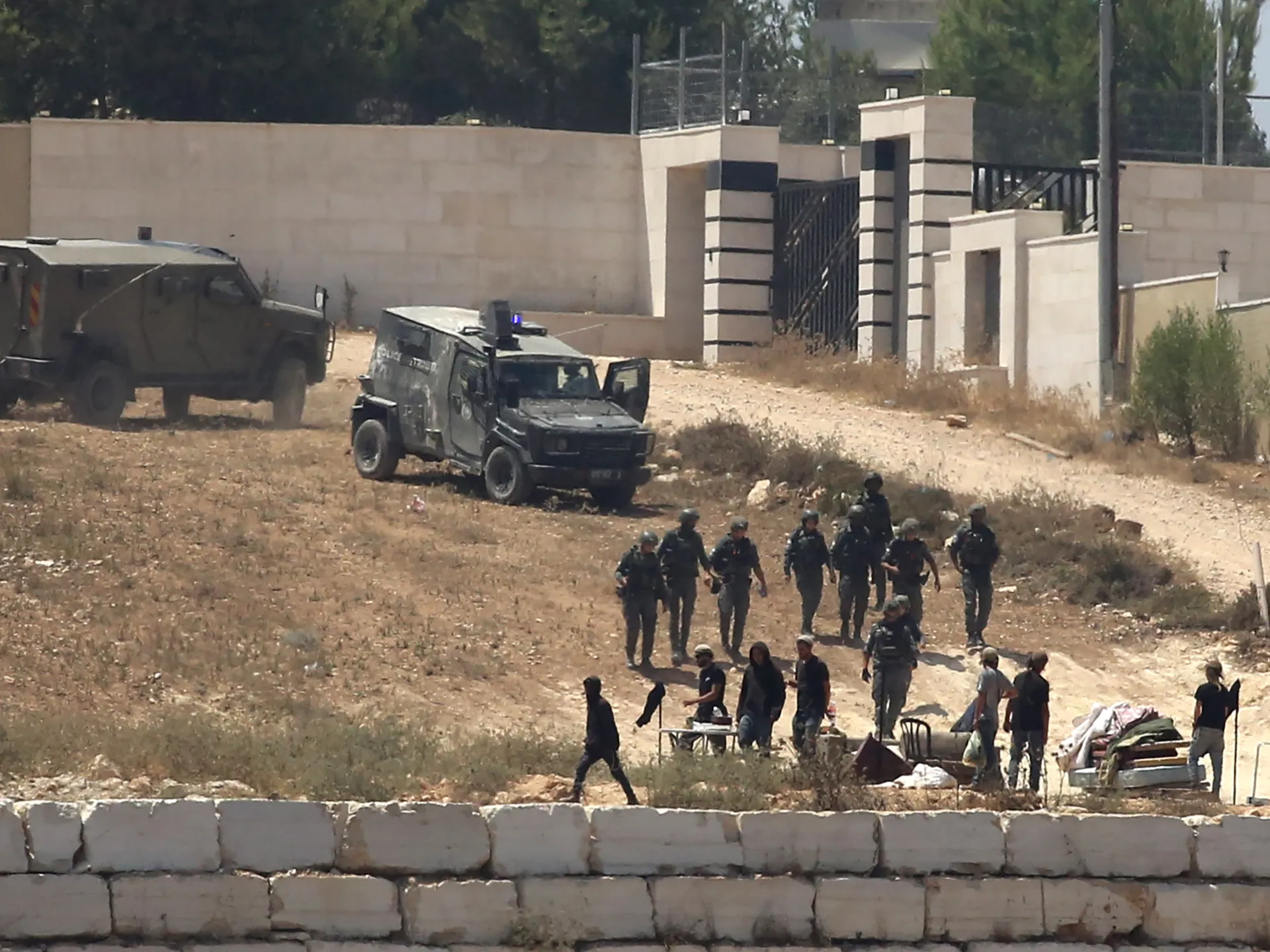 Israeli settlers besiege Palestinian families in West Bank’s Qusra