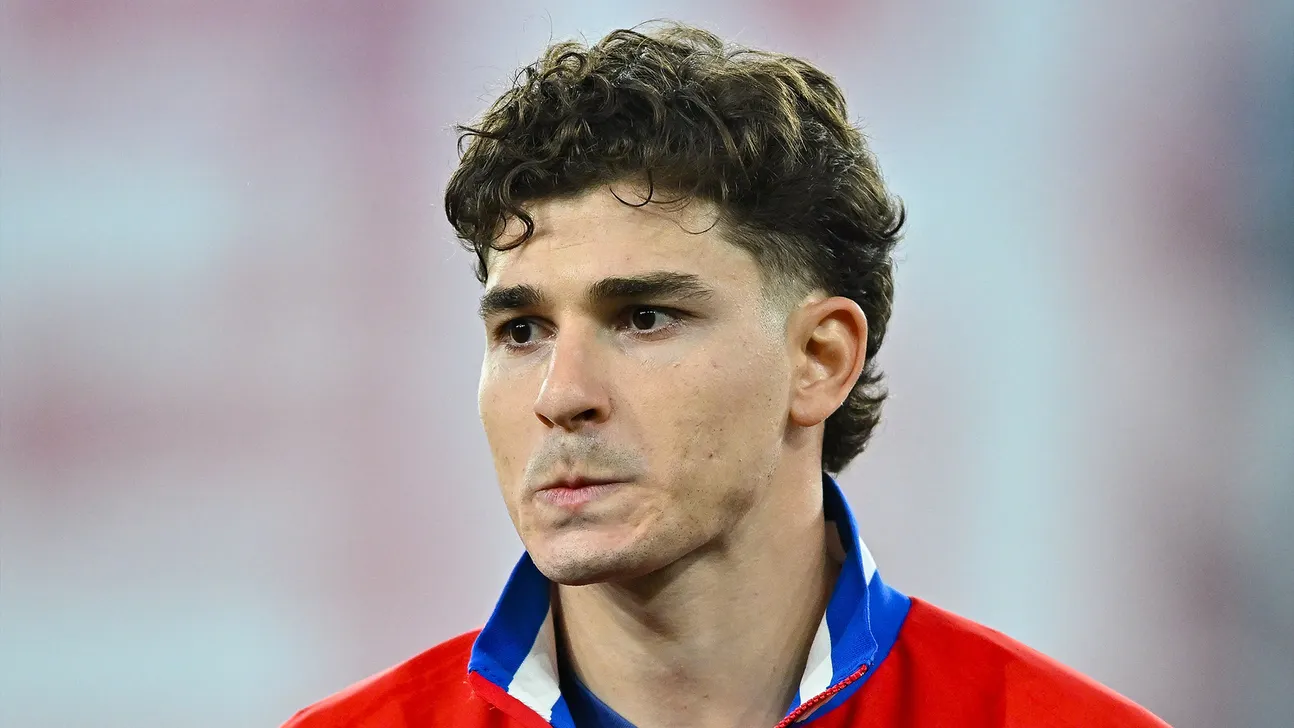 
					Julián Álvarez Stone-Faced In Atlético Madrid Squad Picture After Blocked Barcelona Move
				