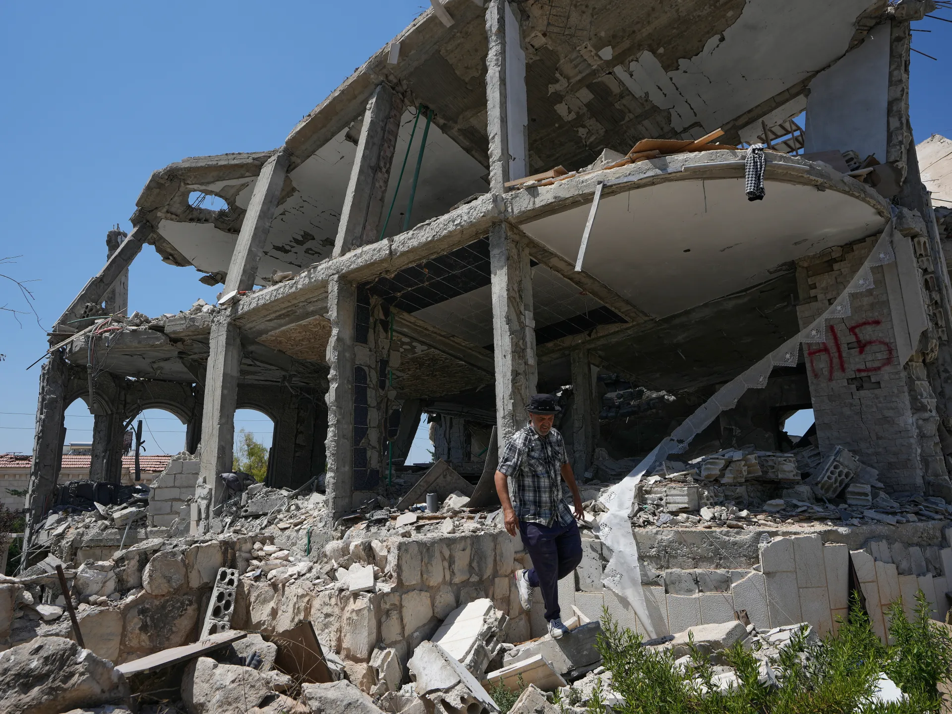 Lebanese soldiers injured while Israeli troops intrude on southern town