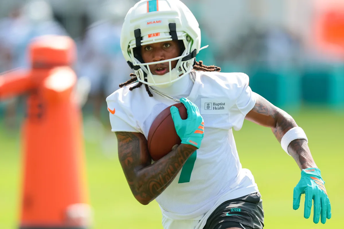 Miami Dolphins Fins Up/Fins Down: Caleb Douglas shine on Day 8 of camp