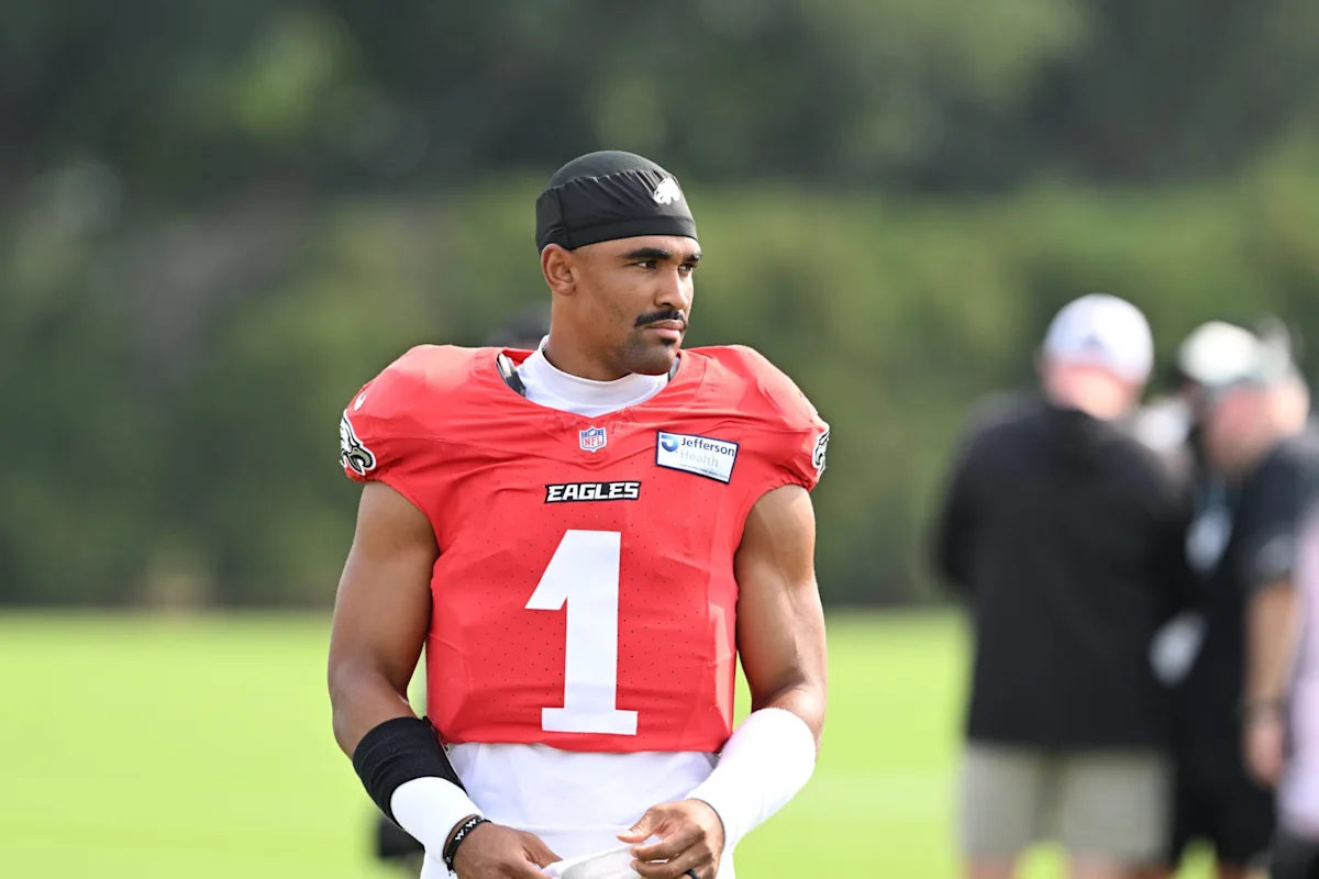 NFL fans shocked as Justin Herbert’s former teammate reveals truth about viral Jalen Hurts clip
