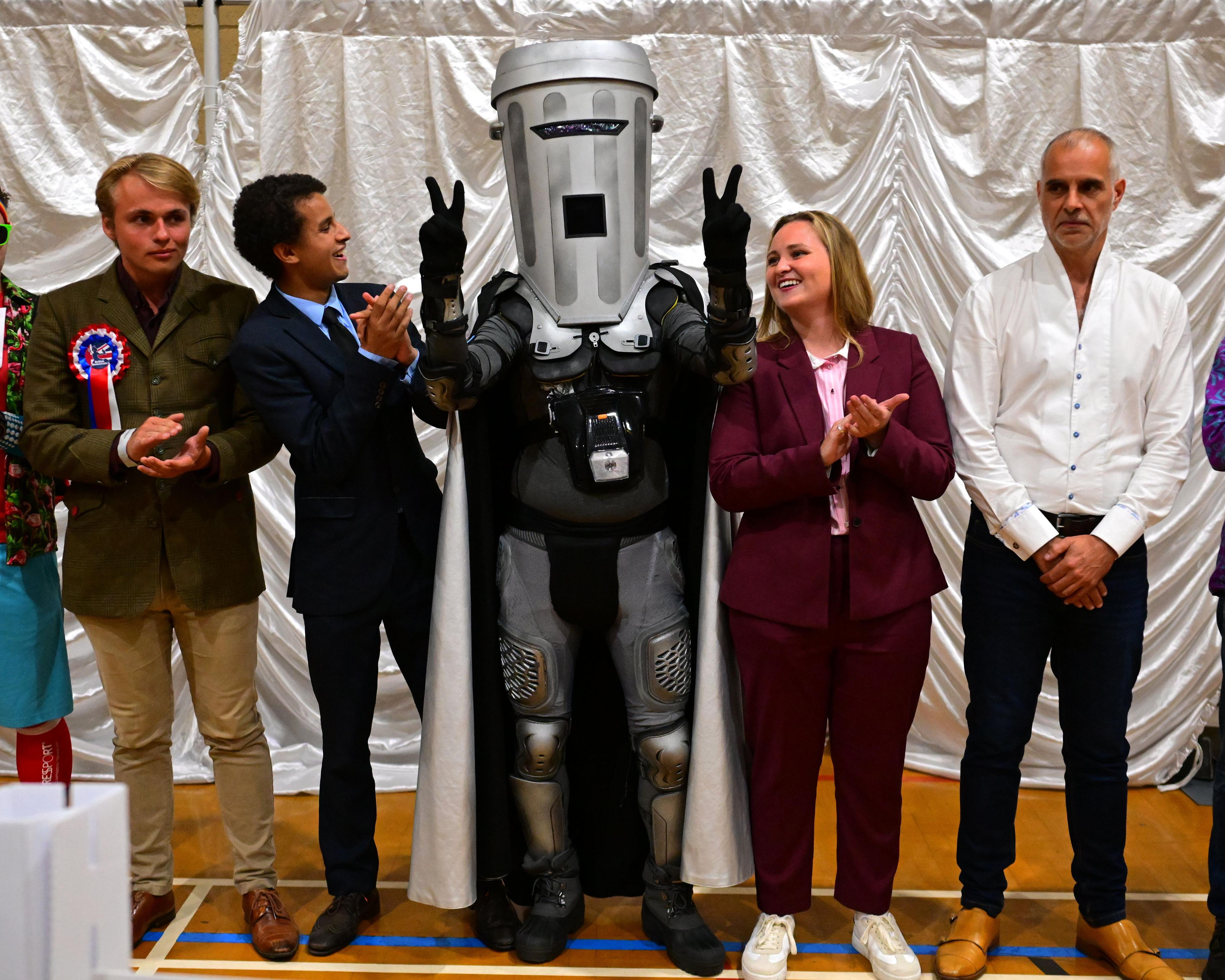 Nigel Farage wins Clacton byelection in contest boycotted by every other major party