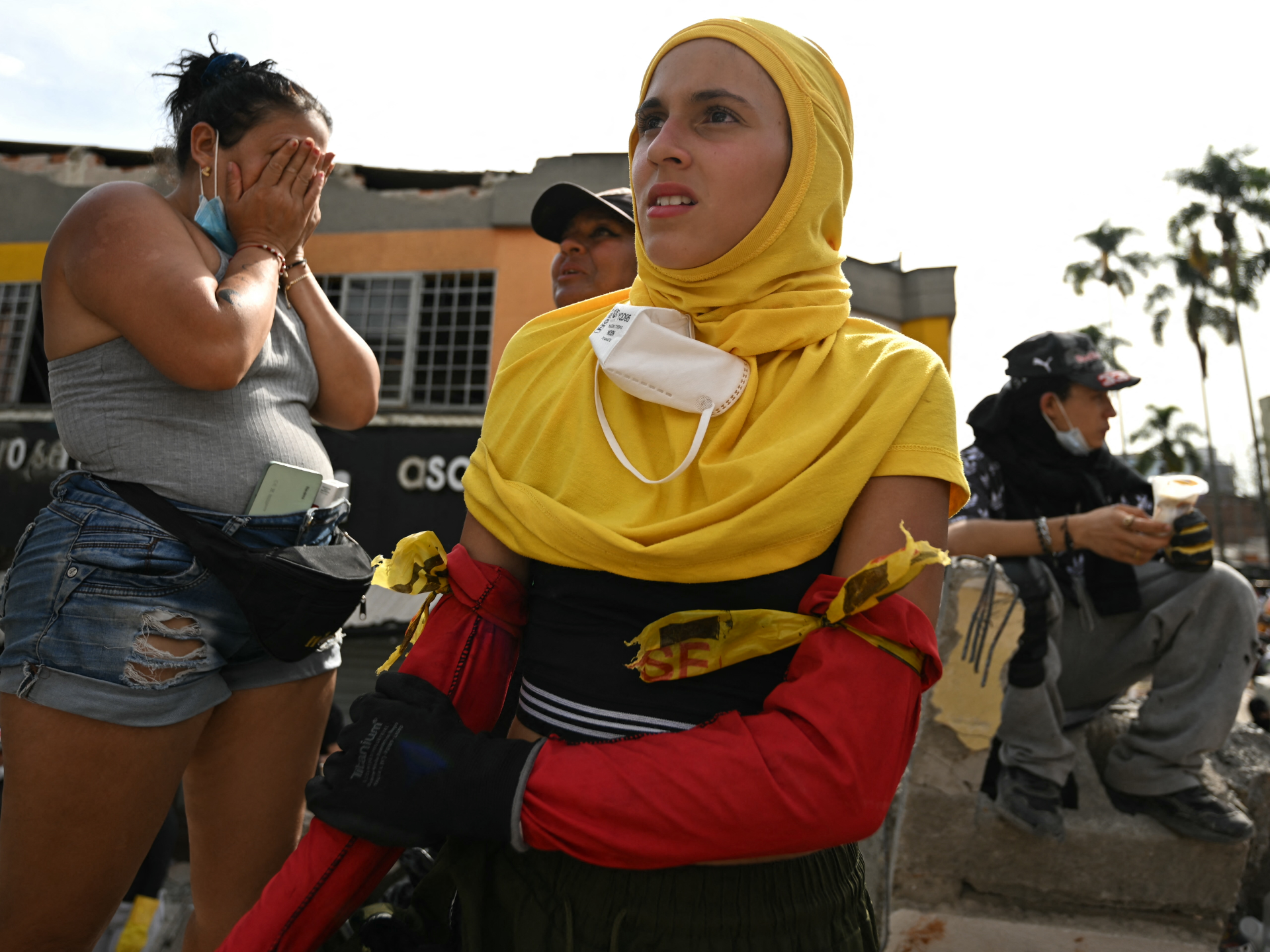 Photos: Hope fades in Colombia as teams dig for earthquake survivors