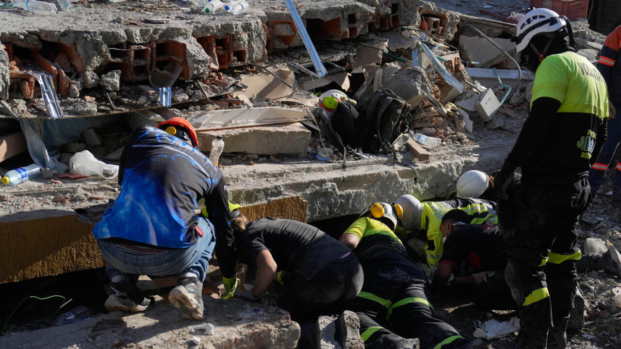 Race to free trapped quake survivor offers hope in Colombia