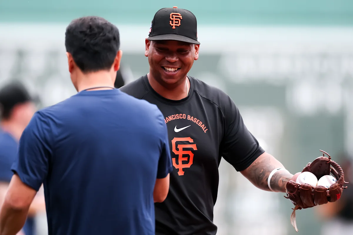 Rafael Devers booed by Red Sox fans in first game at Fenway Park since trade to Giants