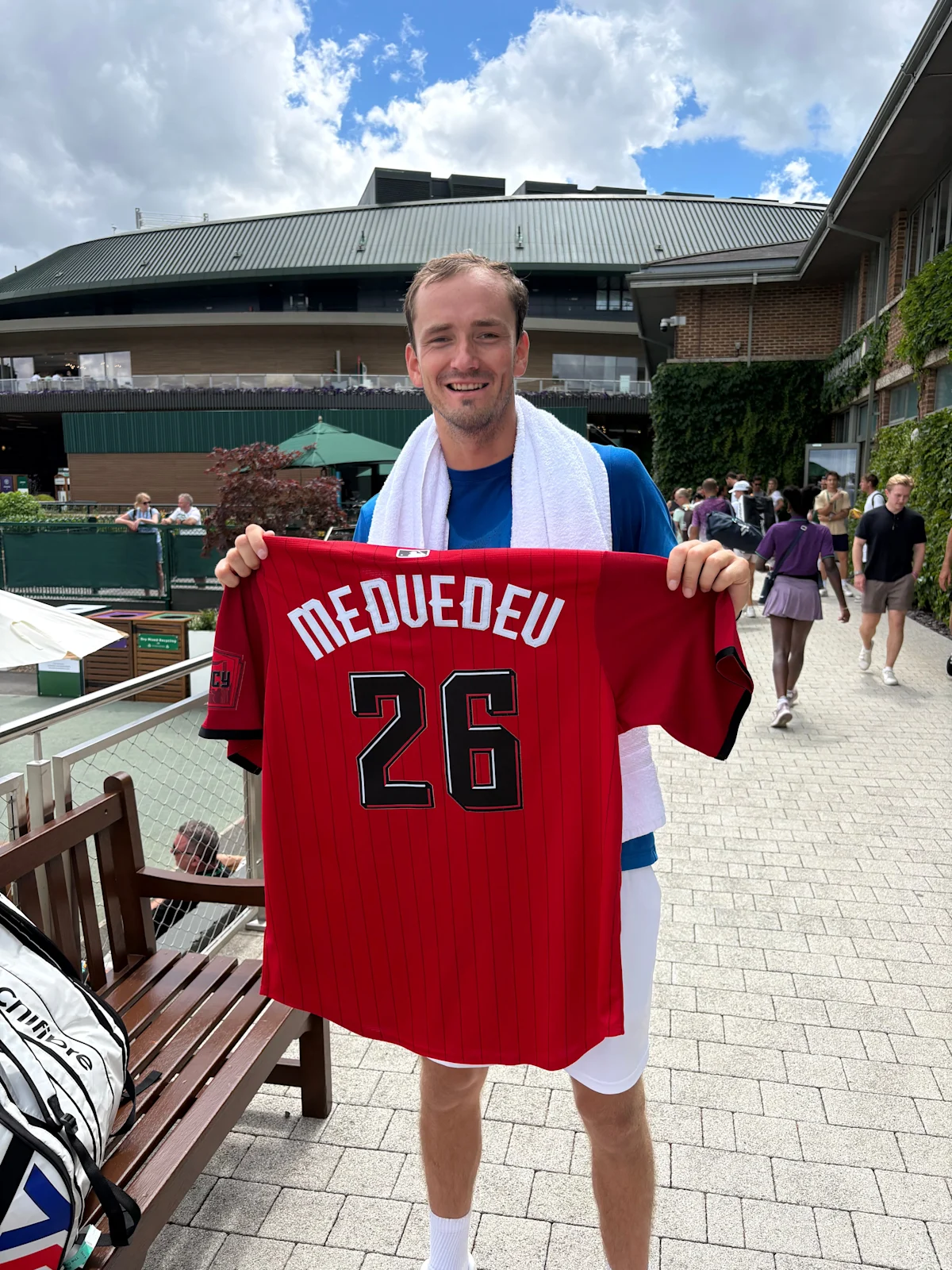 Reds fan, No. 4 seed Medvedev ousted with flare up at Cincinnati Open
