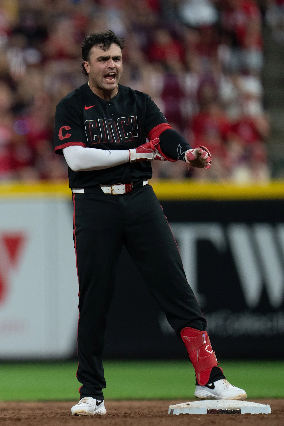 Reds, White Sox benches, bullpens empty in fiery series finale