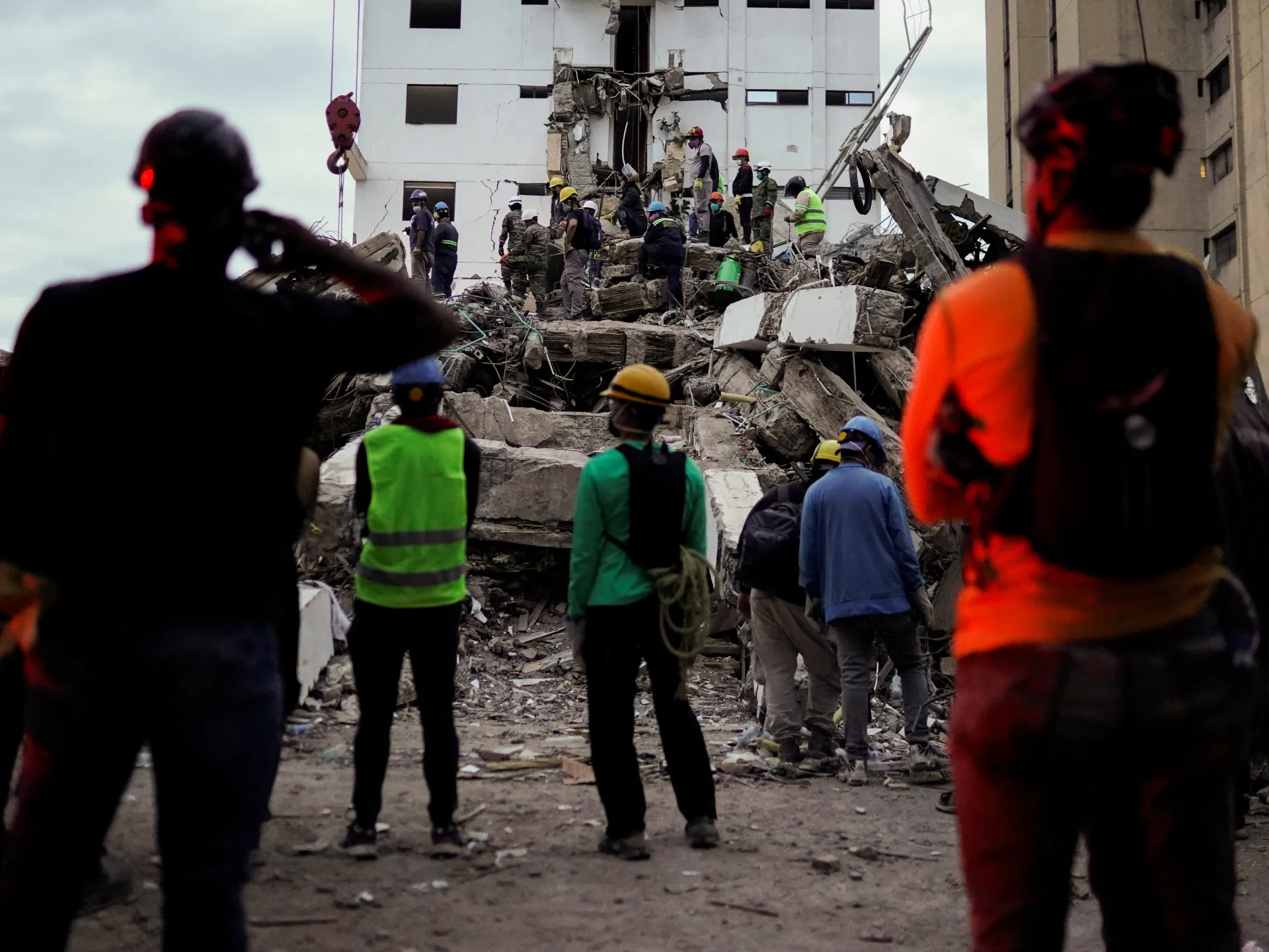 Search efforts in Colombia enter ‘final phase’ as quake toll reaches 265