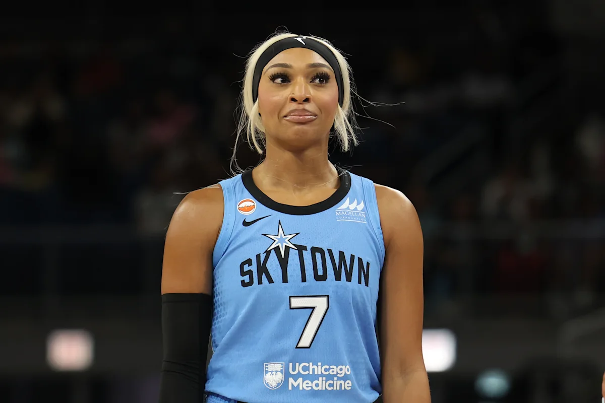 Sky's DiJonai Carrington ejected for flagrant 2 foul on Fever's Sophie Cunningham, who's held back after whistle
