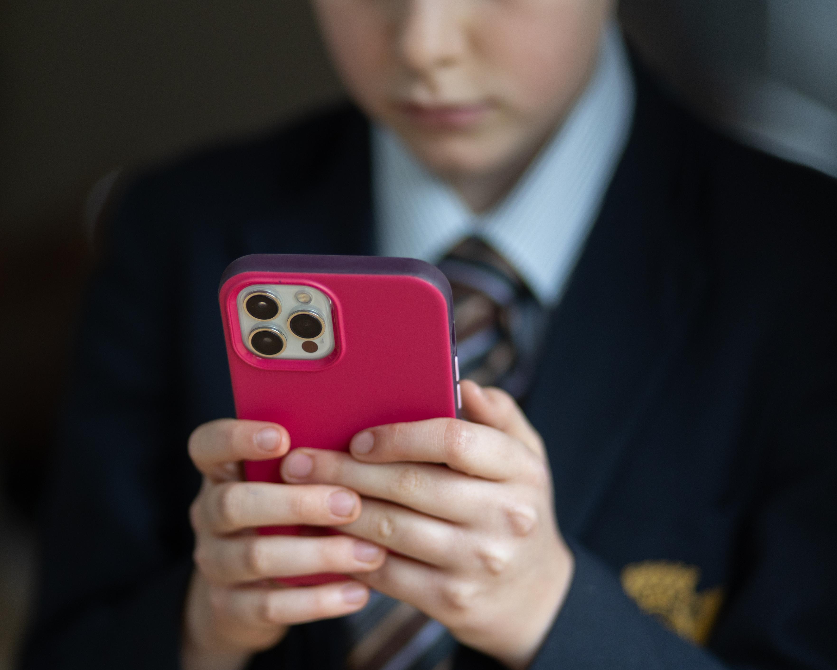 Starmer gives tech firms ultimatum to block explicit images on children’s phones