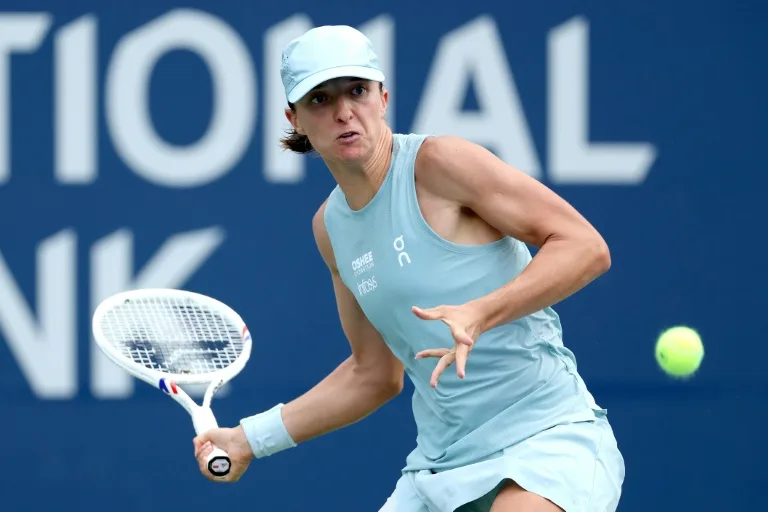 Swiatek races past Shnaider into Toronto semi-finals