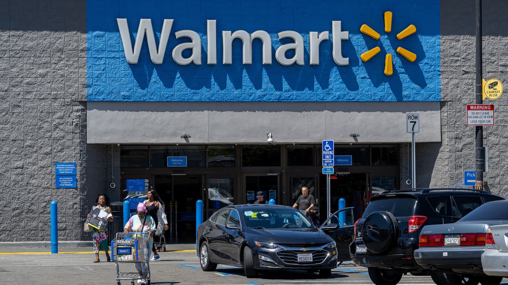 Walmart hikes full-year outlook, says it will use huge tariff refund to keep prices low