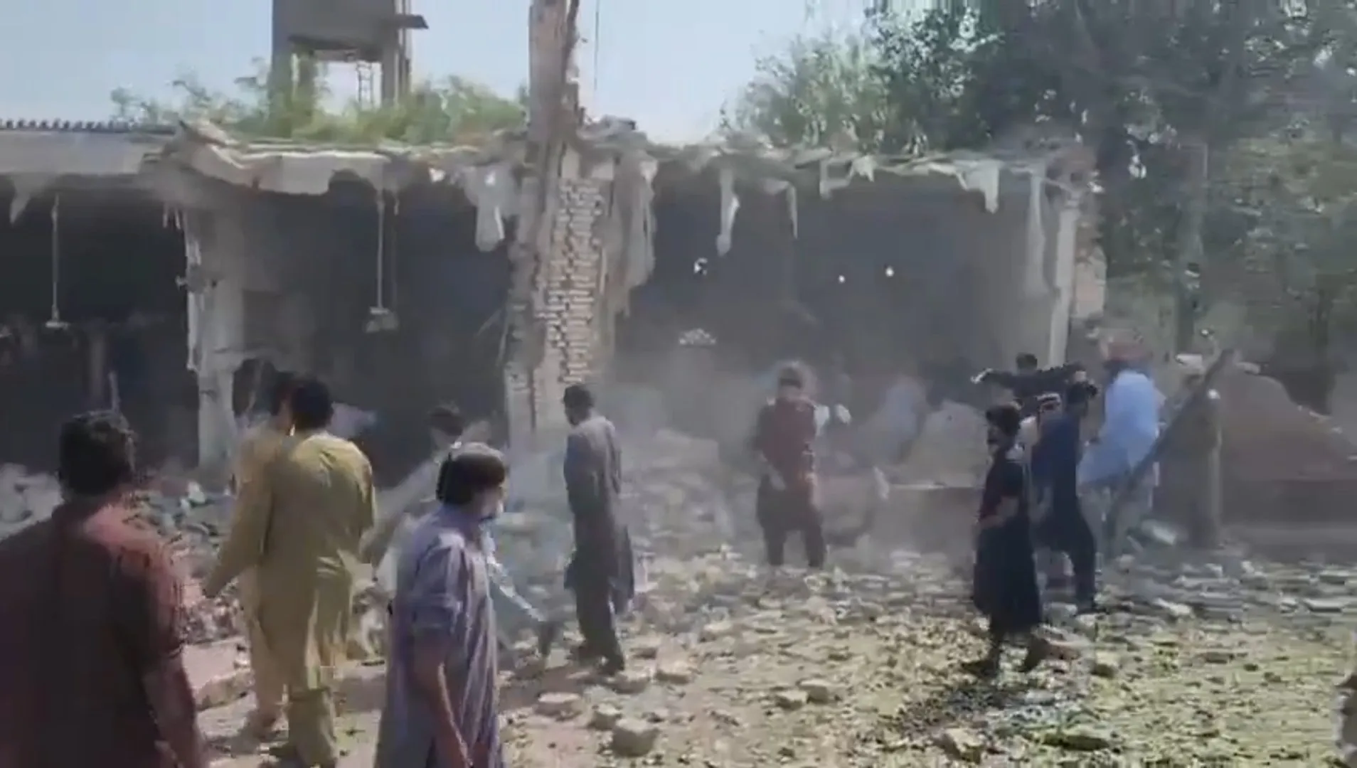 Deadly blast hits mosque at Pakistan police complex