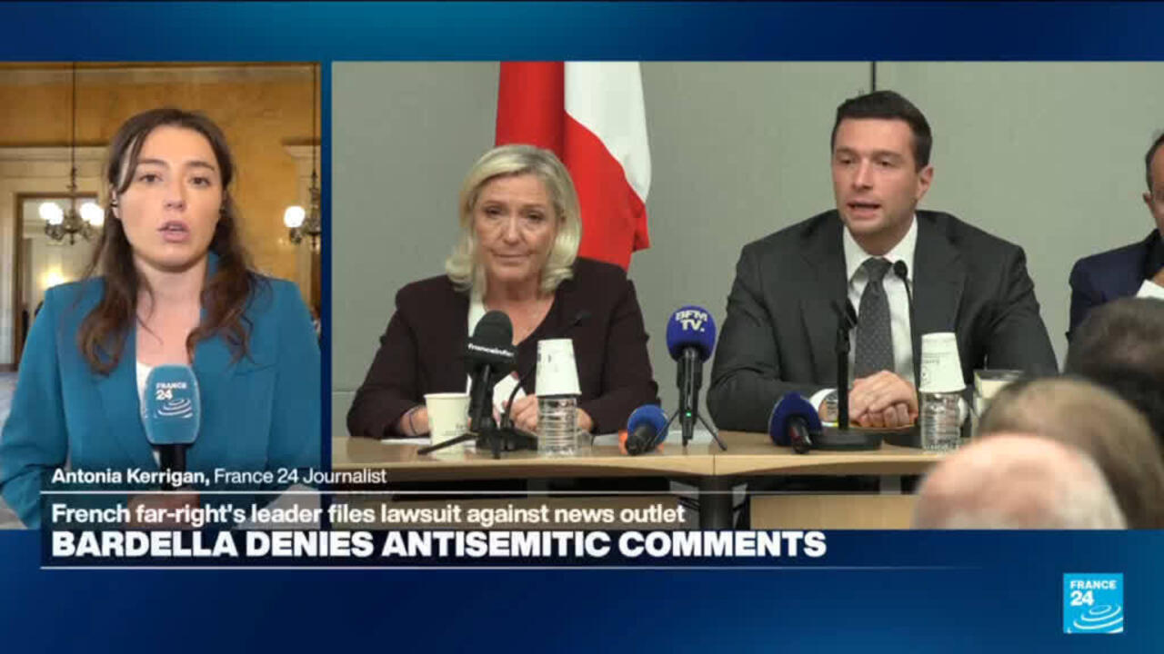 A France 24 reporter appears beside a press conference panel with seated speakers and microphones.