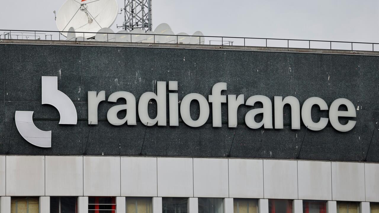 Radio France logo mounted on a dark building facade beneath rooftop satellite dishes