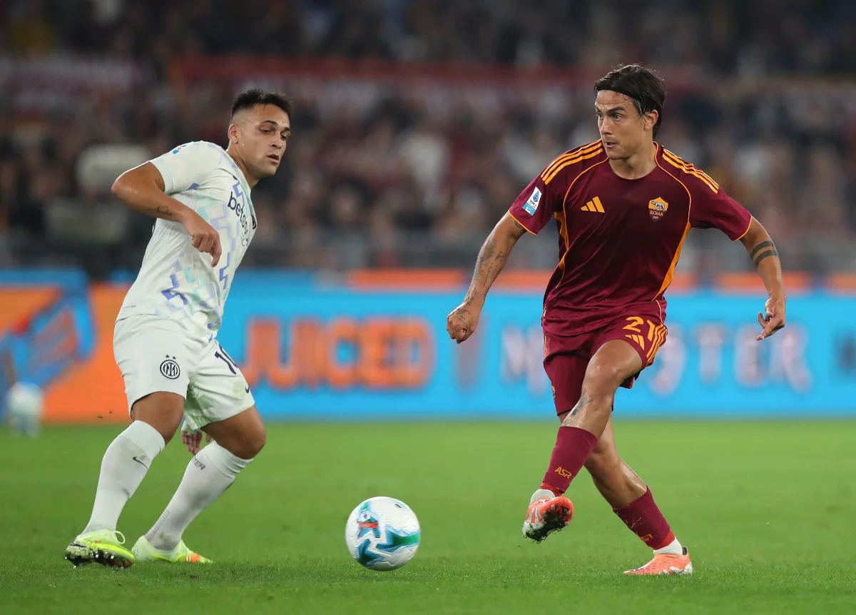 Two footballers in Roma and Inter kits compete for possession during a Serie A match.